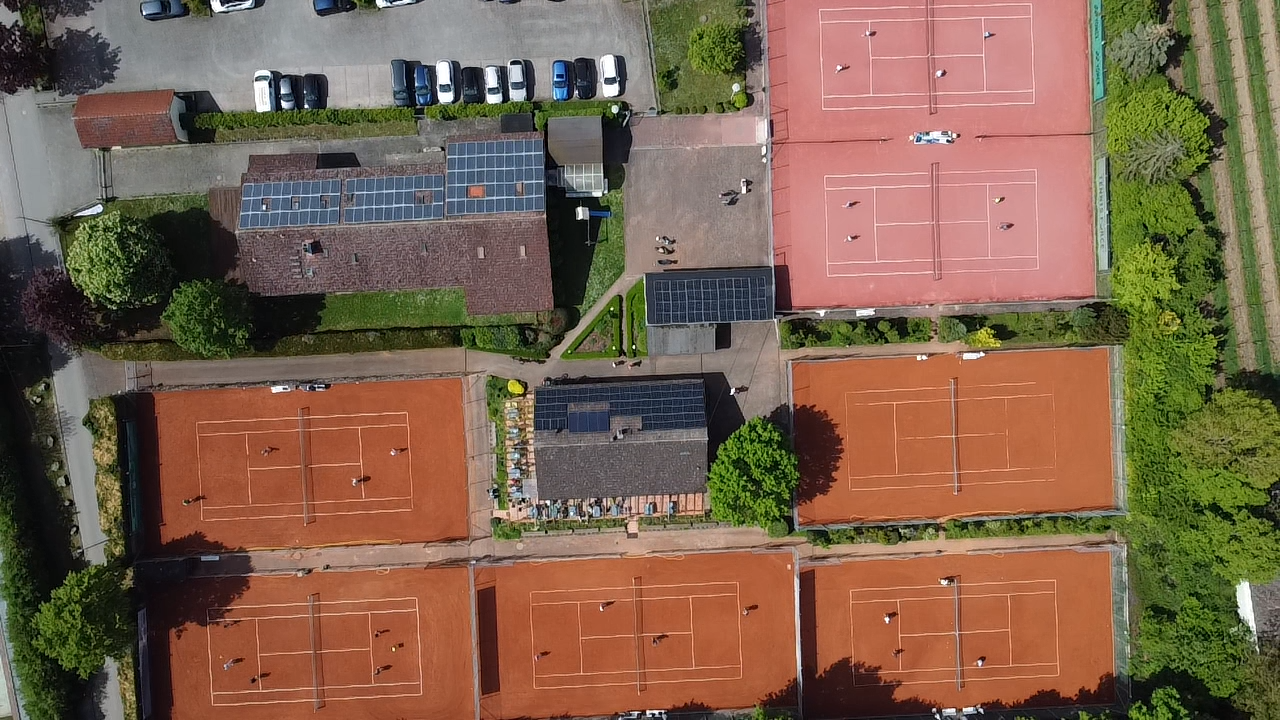 Es ist die gesamte Tennisanlage mit 7 Plätzen aus Vogelperspektive zu sehen.